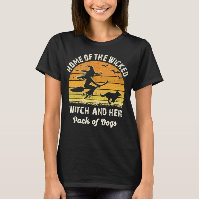 Camiseta Casa Da Bruxa Malvada E Seu Pacote De Cachorro Eng (Frente)