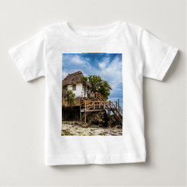 Camiseta Casa pitoresca sobre um afloramento tropical de co