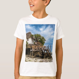 Camiseta Casa pitoresca sobre um afloramento tropical de co