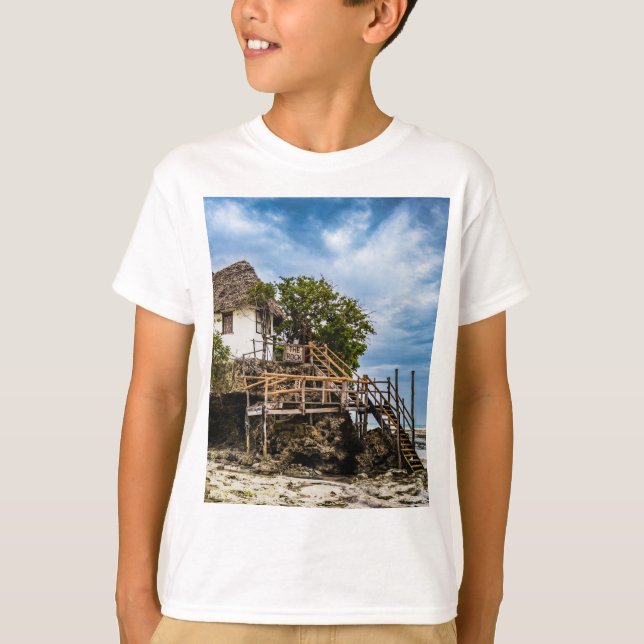 Camiseta Casa pitoresca sobre um afloramento tropical de co (Frente)