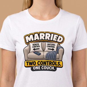 Camiseta Casado Dois Controles Uma Sofá Engraçado