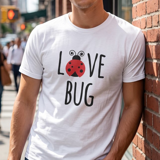 Camiseta Casais Correspondentes Amor Bug Gráfico (Criador carregado)