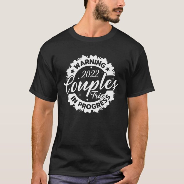 Camiseta Casais De Alerta Trip 2022 Em Curso Adoram Funny G (Frente)
