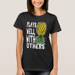 Camiseta Casais Libertinos Brincam Bem Com Outros de Cabeça