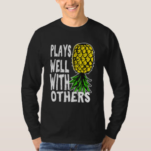 Camiseta Casais Libertinos Brincam Bem Com Outros de Cabeça