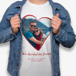 Camiseta Casais noivado de fotografia personalizado<br><div class="desc">Foto personalizada de forma cardíaca "decidimos para sempre" texto,  nomes e anúncio de noivado de camiseta branca para data.       Personalizou-o com a sua imagem e texto!         Pode ser um belo presente de manutenção para celebrar seu noivado ou seu primeiro Dia de os namorados como recém-casados.</div>