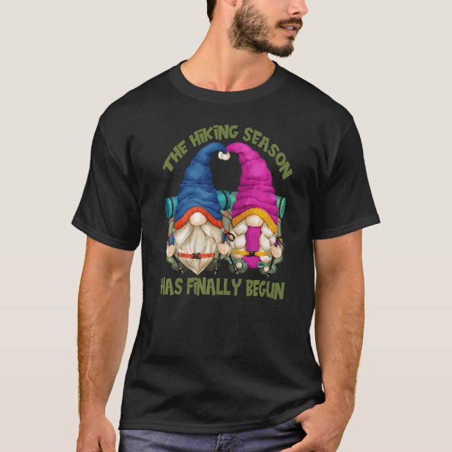 Camiseta Casal de Camping da Vida de Mochileiro Com Gnomos  (Frente)