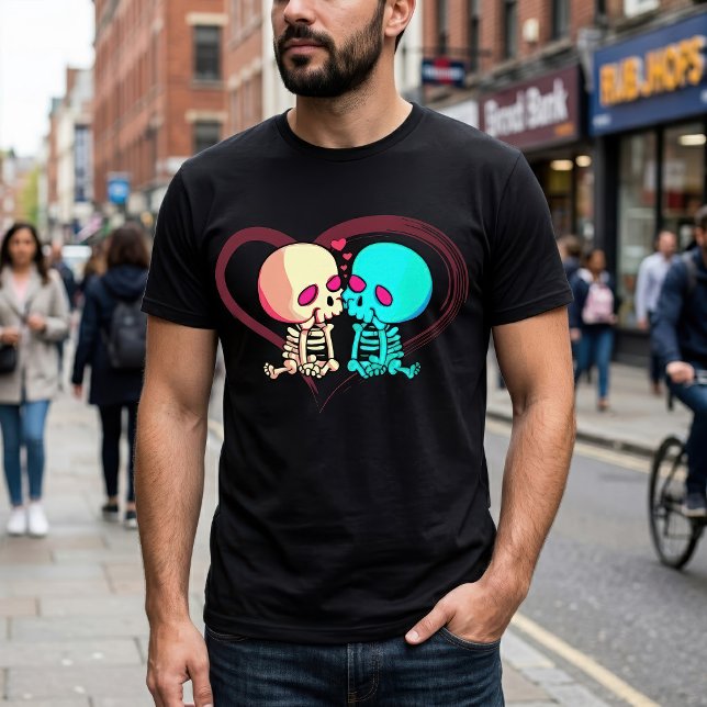 Camiseta Casal de Esqueletos Românticos Beijando em Coração (Romantic Skeleton Couple Kissing in Pink Heart. Men Basic Black T-Shirt)