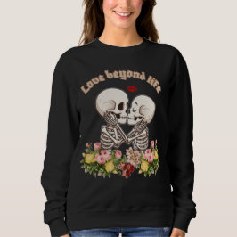 Camiseta Casal de Esqueletos se Beijando com Floral Gótico
