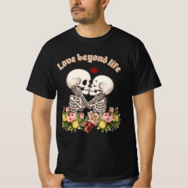 Camiseta Casal de Esqueletos se Beijando com Floral Gótico