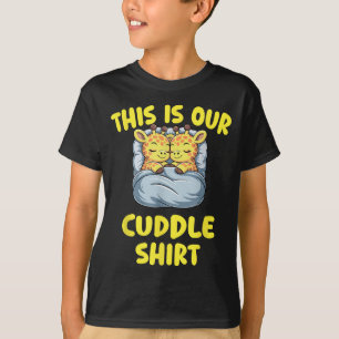 Camiseta Casal de Girafas Fofas Este É Nosso Abraço