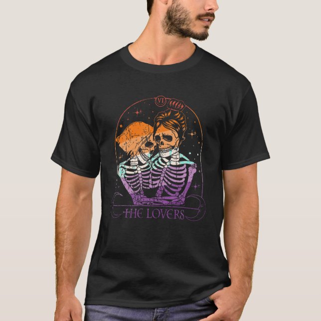 Camiseta Casal Lésbica Amantes Tarot Card LGBTQ Skeleton Va (Frente)