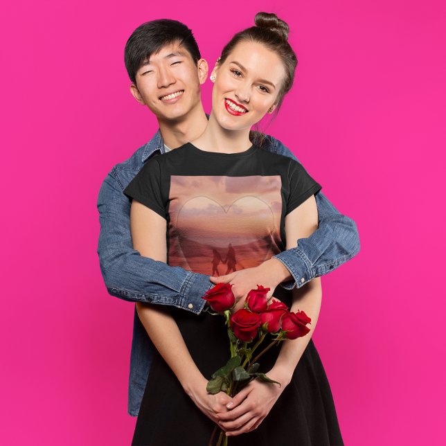 Camiseta Casal no Namorados Praia (Couple on the Beach Valentine Women's T-Shirt)