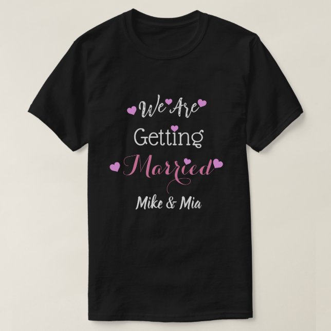 Camiseta Casal Preto de Anúncio de Casamento Personalizado (Frente do Design)