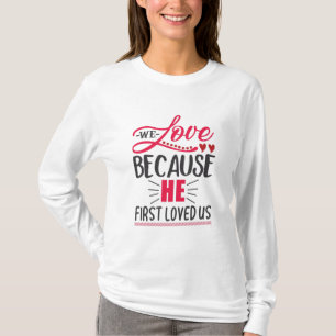 Camiseta Casal Que Adoramos Porque Ele Nos Amava Pela Prime