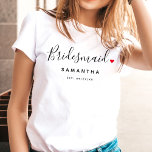 Camiseta Casamento de Damas de Honra Elegante<br><div class="desc">O presente perfeito para qualquer dama de honra, o design divertido e moderno apresenta uma tipografia elegante com a palavra "Dama de Honra" e pontos finais em forma de coração vermelho. O design é fácil de personalizar com um nome e data de casamento estabelecida e será um lindo souvenir do...</div>