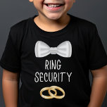 Camiseta Casamento de Meninos com Portadores de Anel de Seg<br><div class="desc">Camisa de segurança do anel do portador do anel para garotos. Uma maneira perfeita de fazê-los sentir-se incluídos nas festividades de recepção de casamento e pré-casamento. Toque de segurança do toque de toca com arco bonito e gráficos com anéis dourados. O seu portador de anel vai adorar esta camiseta, e...</div>