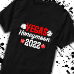 Camiseta Casamento de Vegas - Las Vegas Honeymoon 2022<br><div class="desc">Esta design de lua de mel de Vegas 2022 é perfeita para um casal de Vegas recém-casado se casando em Vegas ou lua de mel em Las Vegas! Perfeito para a festa da recepção de casamento celebrar o seu dia de casamento e a lembrança de Vegas para sempre lembrar da...</div>