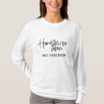 Camiseta Casamento do texto do roteiro das impressões da<br><div class="desc">Design das impressões da lua de mel. Design indicado por letras moderno de mão de texto do roteiro para fazer sua lua de mel extremamente especial. O casamento perfeito do presente para você logo a ser amigo casado ou apenas um deleite para o senhor mesmo. Parte de uma coleção.</div>
