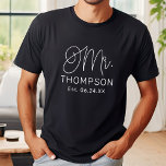 Camiseta Casamento Personalizado de Script Moderno Branco<br><div class="desc">O script de caligrafia branca moderno e casual "Sr.",  escrito na camiseta de casamento masculino,  apresenta texto personalizado com o sobrenome do noivo e a data/data de casamento estabelecida. Perfeito para o recém-casado vestir na lua de mel e além! Visite nossa loja para a camisa correspondente da Sra..</div>