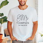 Camiseta Casamento Personalizado de Script Moderno Negro<br><div class="desc">O script de caligrafia preto moderno e casual "Sr." da camiseta de casamento masculina apresenta texto personalizado que pode ser personalizado com o sobrenome do noivo e a data/data de casamento estabelecida. Perfeito para o recém-casado vestir na lua de mel e além! Visite nossa loja para a camisa correspondente da...</div>