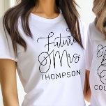 Camiseta Casamento Personalizado de Script Moderno Negro Fu<br><div class="desc">A camiseta de noivado de mulheres,  moderna e casual,  com o script de caligrafia preto "Future Mrs",  apresenta texto personalizado que pode ser personalizado com o sobrenome casado da noiva. Perfeito para a noiva vestir na festa de solteira e no fim de semana do casamento!</div>