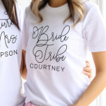 Camiseta Casamento Personalizado de Script Moderno Preto da<br><div class="desc">A camiseta de casamento feminina do escritor de caligrafia negra moderna e casual,  "Bride Tribe",  apresenta texto personalizado que pode ser personalizado para a sua equipe de noivas. Perfeito para as damas vestirem na festa de solteira e no fim de semana do casamento!</div>