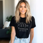 Camiseta Casamento Personalizado do Script Moderno da Sra.<br><div class="desc">O roteiro de caligrafia branca moderna e casual "Sra." da camiseta de casamento feminina apresenta texto personalizado que pode ser personalizado com o novo sobrenome casado da noiva e a data/data do casamento estabelecida. Perfeito para o recém-casado vestir na lua de mel e além!</div>