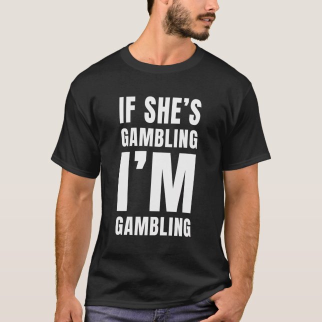 Camiseta Casino Gambler Se Ela Está Jogando Jogo Eu Estou J (Frente)