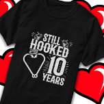 Camiseta Casou-se 10 Anos Pescendo Funny 10.º Aniversário<br><div class="desc">Esta divertida design do 10º aniversário de casamento é perfeita para casais de pesca que estão casados há 10 anos e ainda estão viciados e adoram ir pescar! Excelente para uma festa do 10º aniversário de casamento para celebrar 10 anos de casamento! Apresenta 'Ainda viciado após 10 anos' citação de...</div>