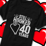 Camiseta Casou-se 40 Anos Pescando Funny 40 Anos<br><div class="desc">Esta divertida design do 40º aniversário de casamento é perfeita para casais de pesca que estão casados há 40 anos e ainda estão viciados um no outro e adoram ir pescar! Excelente para uma festa de 40º aniversário de casamento para celebrar 40 anos de casamento! Apresenta 'Ainda viciado após 40...</div>