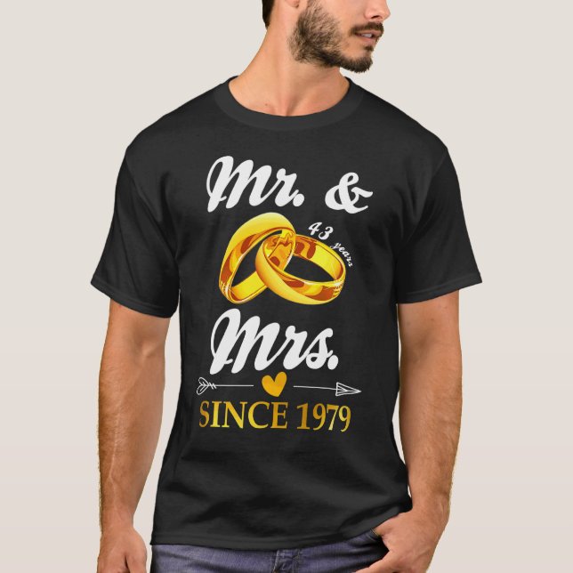 Camiseta Casou-se com o Sr. e Sra. desde 1979 Casal 43 (Frente)