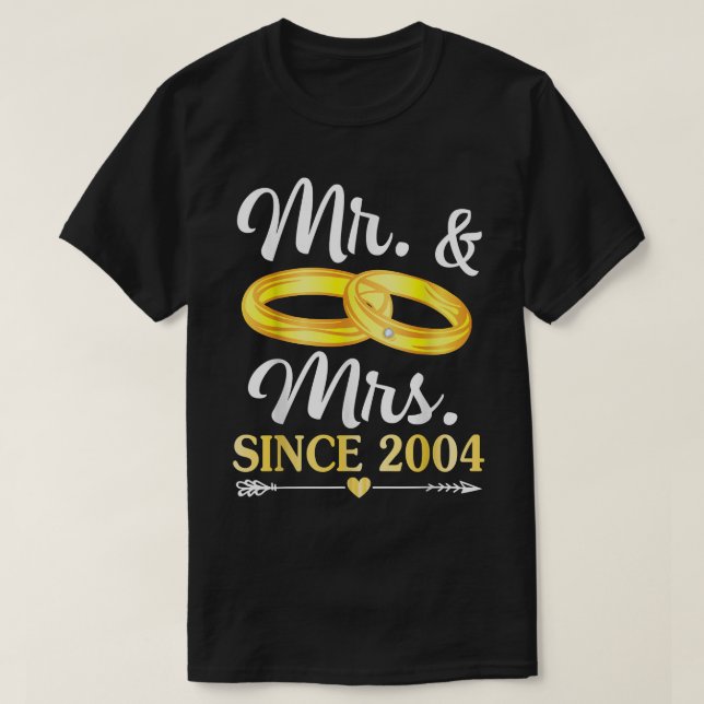 Camiseta Casou-Se Com O Sr. e Sra. Desde 2004, Feliz Hus (Frente do Design)