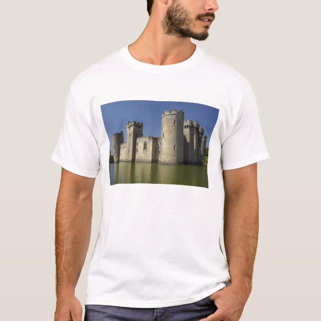 Camiseta Castelo de Bodiam (1385), refletido em fosso, Este (Frente)