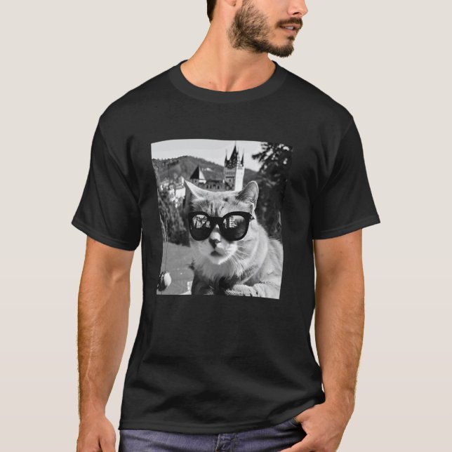 Camiseta Castelo de Bran Romênia Gato Com Óculos de Sol Exp (Frente)