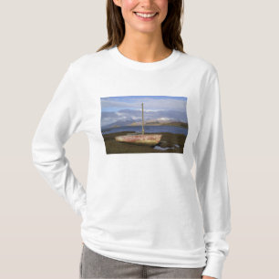 Camiseta Castelo Stalker com barco de pesca em primeiro