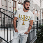 Camiseta Castiçal Judaico Menorá Dourada<br><div class="desc">Celebre a tradição judaica com estilo com esta camiseta masculina que apresenta uma ilustração elegante da menorá dourada. Projetada com um gráfico decorativo inspirado no Hanukkah, esta camiseta confortável é perfeita para reuniões de feriado, uso casual, eventos culturais e moda cotidiana significativa. Uma ótima ideia de presente para qualquer pessoa...</div>