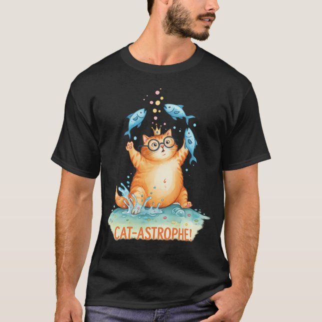 Camiseta Cat-Astrophe Gato Engraçado com Peixe â€“ Ilustraç (Frente)