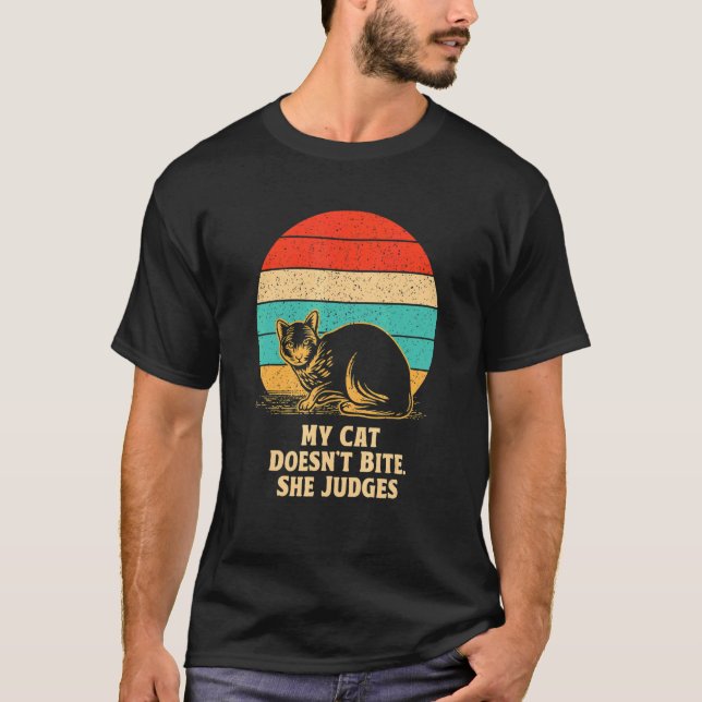 Camiseta Cat Doesn't Bite She Judges Cat Mom Sarcastic Cat  (Frente)
