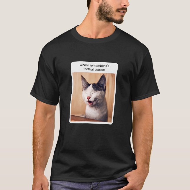 Camiseta Cat Meme quando me lembro é a época de futebol (Frente)
