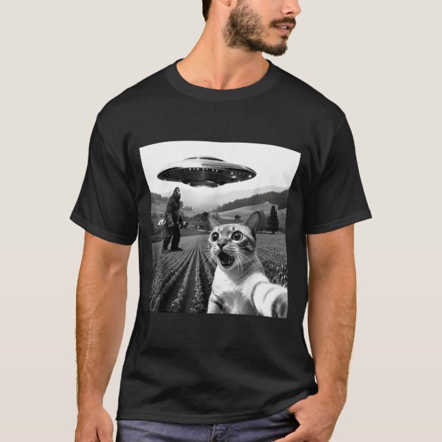 Camiseta Cat Selfie With Alien Ufo Funny Cat Alien Bigfoot  (Frente)