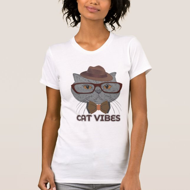 Camiseta Cat Vibes – Cool Grey Cat Design (Frente)