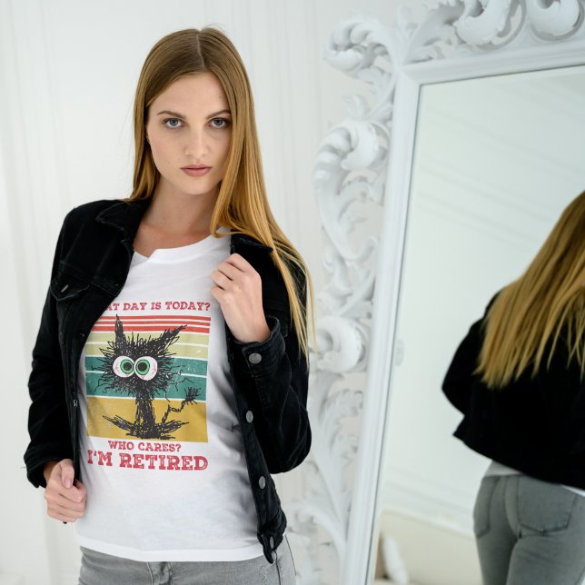 Camiseta Cat What Day Is Today Who Care I'm Recansado (Funny Cat “Who Cares I’m Retired” Men’s T-Shirt)