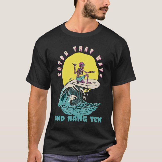 Camiseta Catch That Wave & Hang Ten  Retro Surfer Present (Frente)
