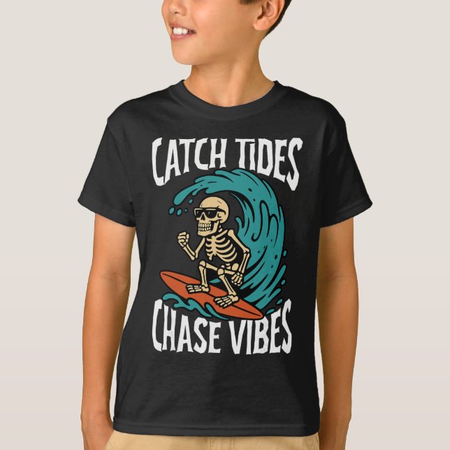 Camiseta Catch Tides Chase Vibes Skeleton Surfer Beach  (Frente)