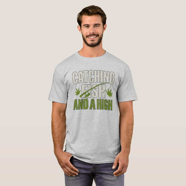 Camiseta Catching Fish and a High Funny Fishing Novelty Tee (Frente Completa)