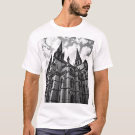 Camiseta Catedral Gótica - Uma obra-prima majestosa do carv