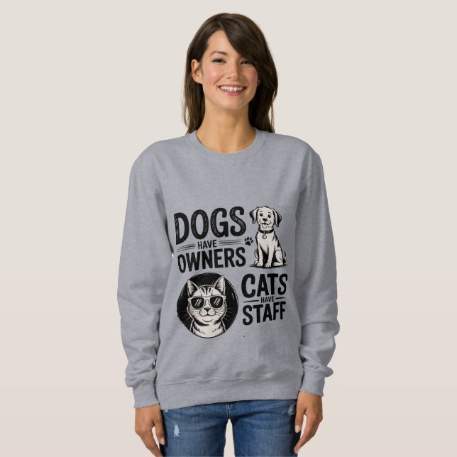 Camiseta Cats and Dogs - Funny Owners vs Staff Pet  (Frente Completa)