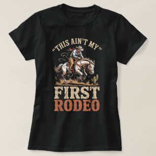 Camiseta Caubói Não é Meu Primeiro Rodeio Cavalo Indomável 