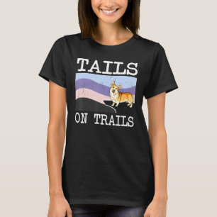 Camiseta Caudas de Pembroke Welsh Corgi em trilhas de cães